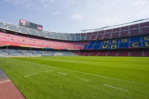 Vista del Camp Nou completamente vacío, preparado para recibir grandes momentos que alimentan las noticias deportivas culés