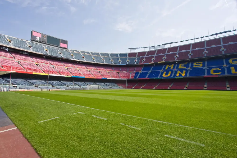 Vista del Camp Nou completamente vacío, preparado para recibir grandes momentos que alimentan las noticias deportivas culés